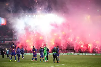 Барса отнесе глоба, а Ханзи Флик предупреждение от УЕФА