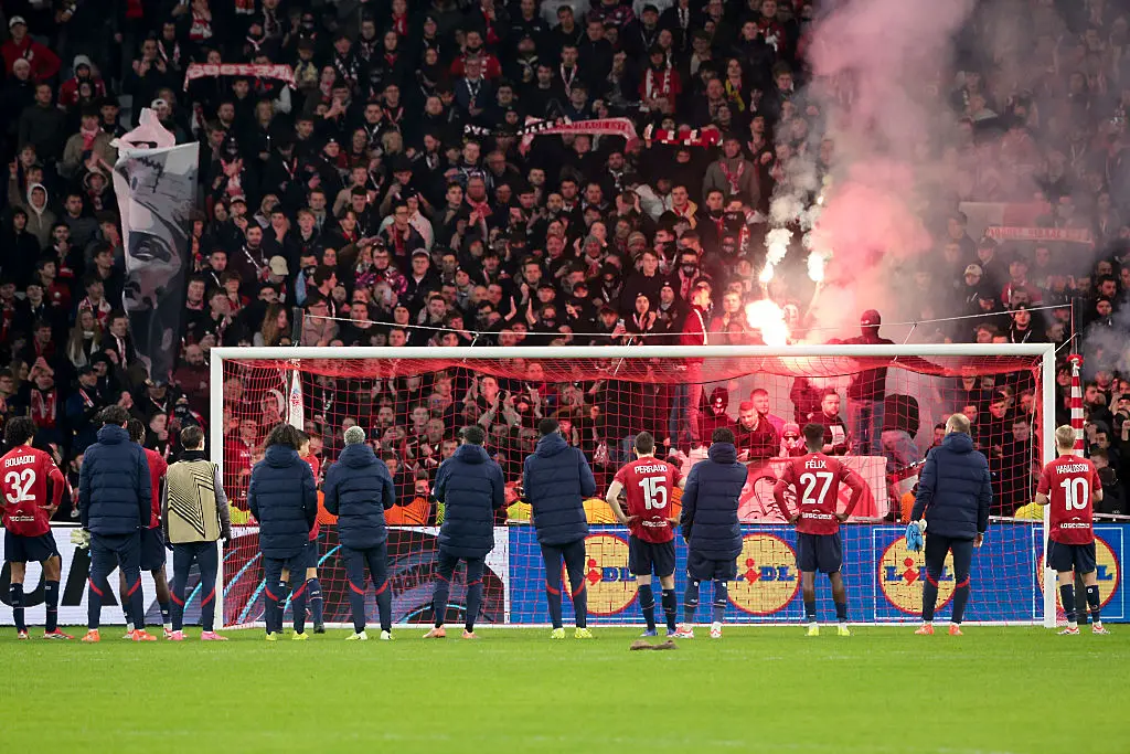 Фенове и футболисти на Лил / Getty Images 