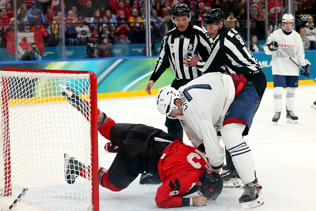 Пиер Кринон е повалил Том Уилсън на леда / Getty Images 