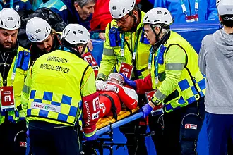 Полякиня бе изнесена на носилка от пистата за шорттрек след удар с кънка в лицето