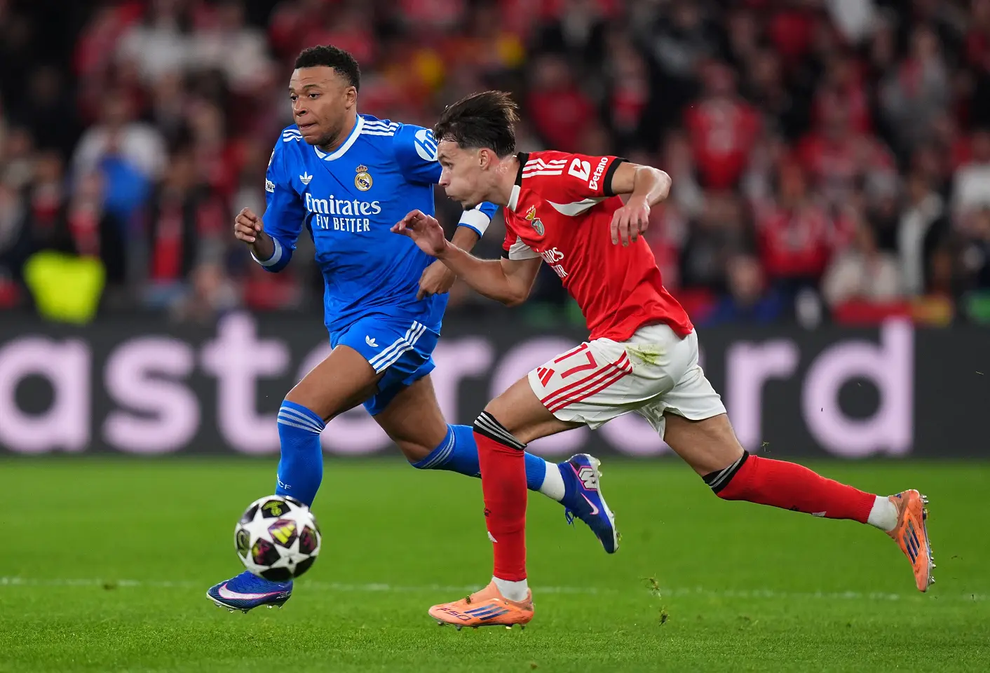 Реал Мадрид взе реванш срещу Бенфика, Винисиус в центъра на расистки скандал