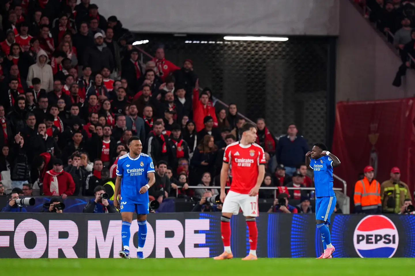 Реал Мадрид взе реванш срещу Бенфика, Винисиус в центъра на расистки скандал