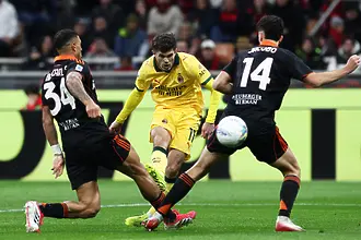 Груба грешка на Менян, шедьовър на Леао и червен картон за Алегри - всичко това на Милан срещу Комо