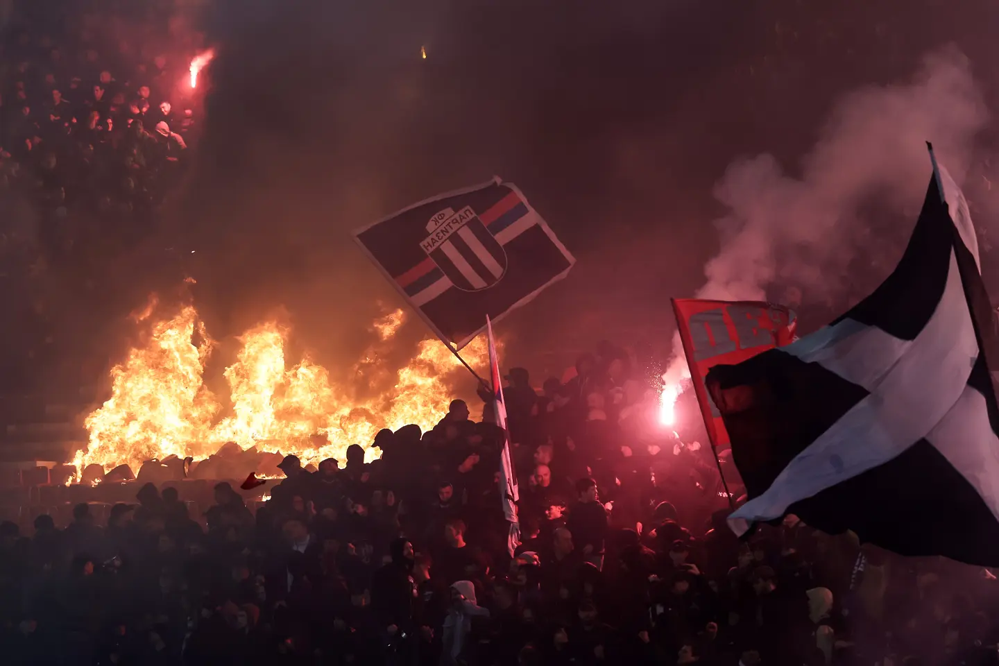 Феновете на Партизан запалиха южната трибуна на Мала Маракана / Getty Images