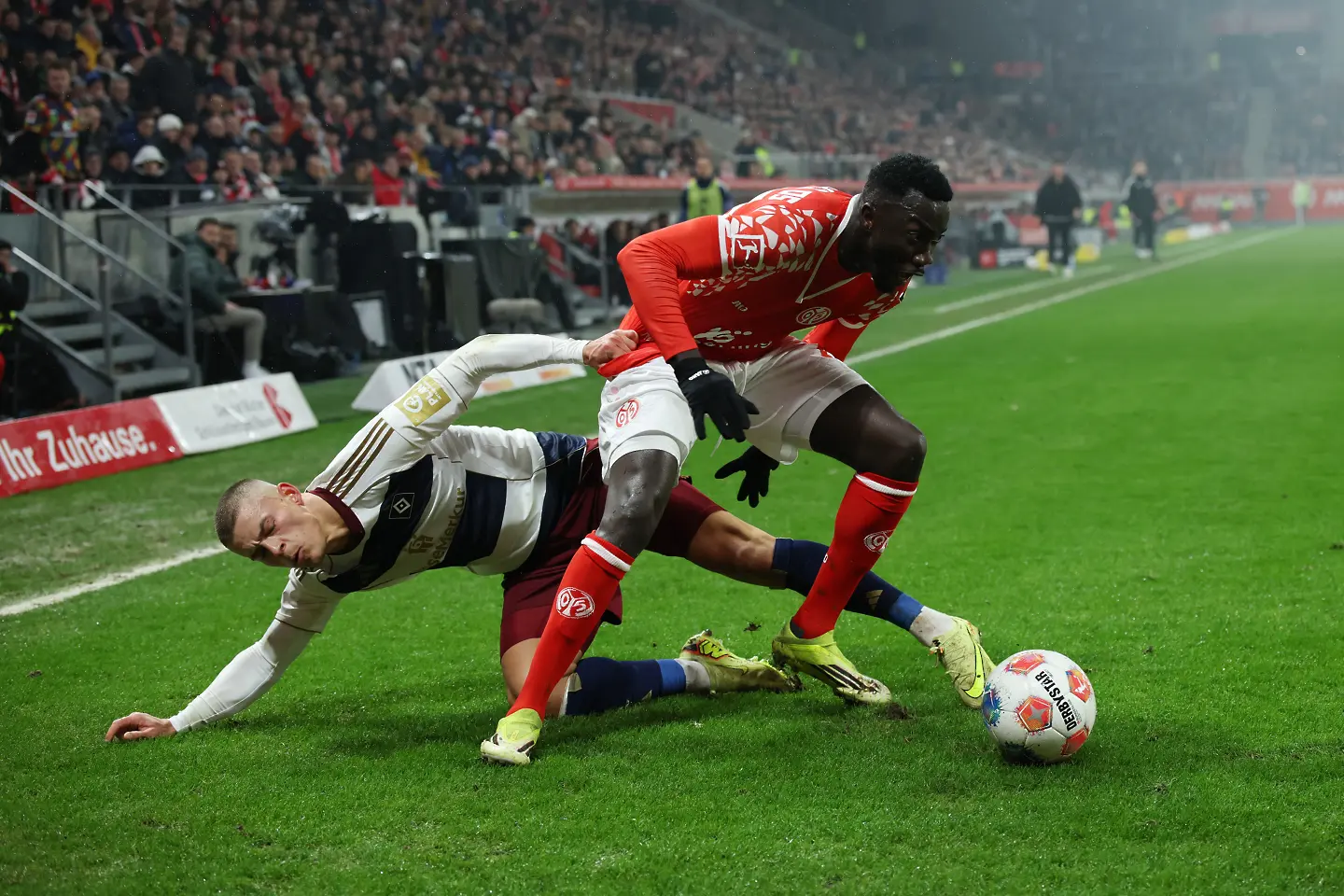 Спорно съдийство беляза равенството между Майнц и Хамбургер