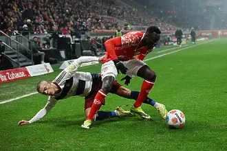 Спорно съдийство беляза равенството между Майнц и Хамбургер