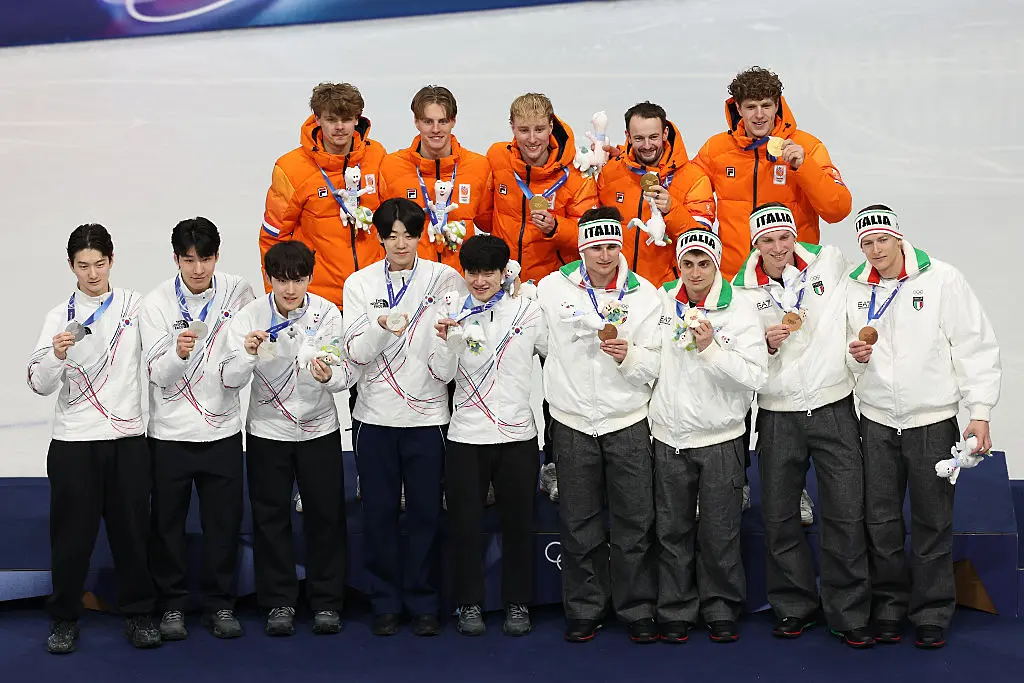Подиумът след щафетата по шорттрек при мъжете / Getty Images 