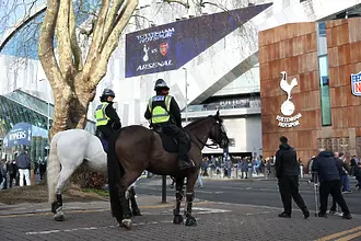 Арест или постановка? Фен на Арсенал се озова с белезници заради нецензурна дума