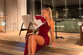 Ослепителната Алиша посрещна Свети Валентин в червено