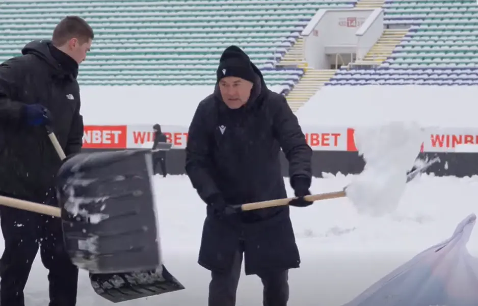 Бойко Величков чисти сняг / cska.bg 