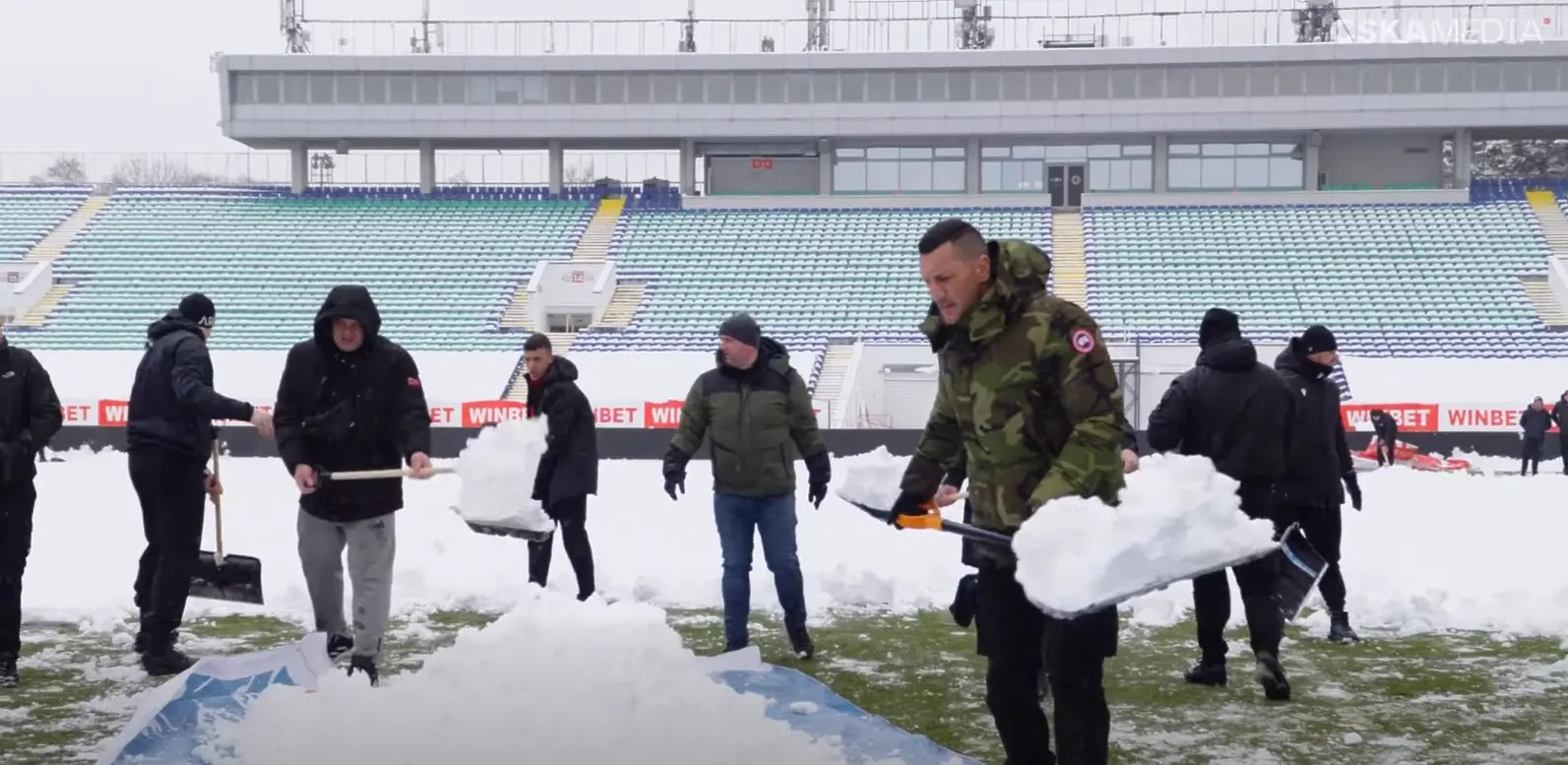 Феновете на ЦСКА ринат сняг / Facebook.com/CSKA