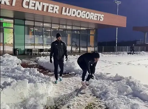 Лудогорец със снежна тренировка преди Ференцварош (ВИДЕО)