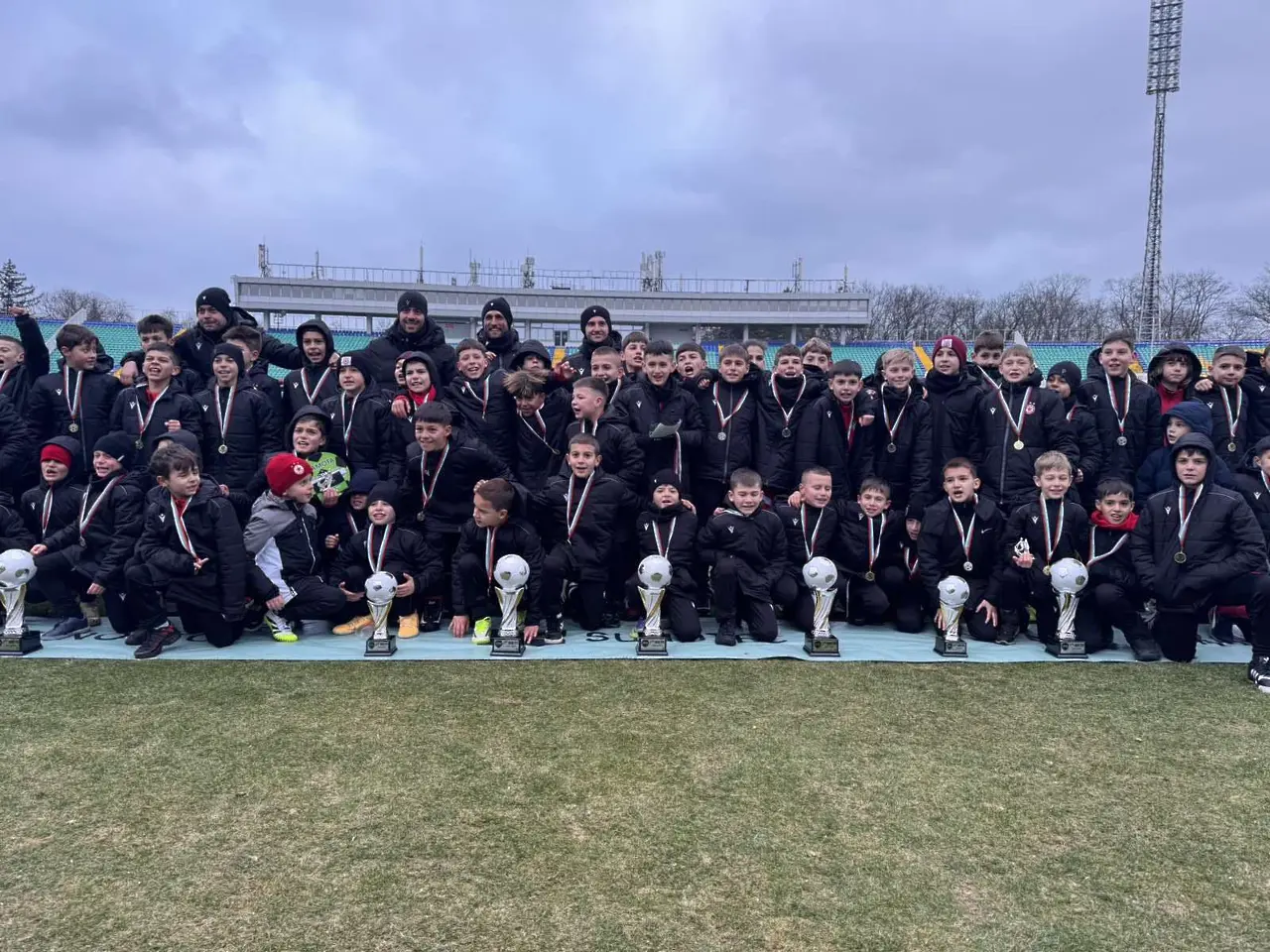 Футболистите на Академия ЦСКА с трофеите от Sofia Cup / cska.bg 