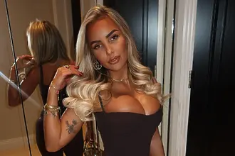 Приятелката на Коул Палмър разпали мрежата със смела рокля без сутиен