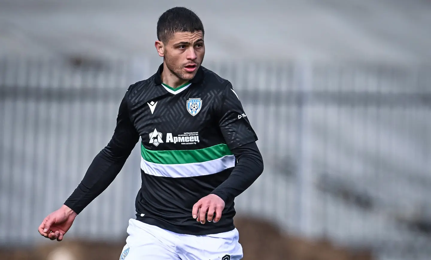 Плюнката на Томбак му коства два мача