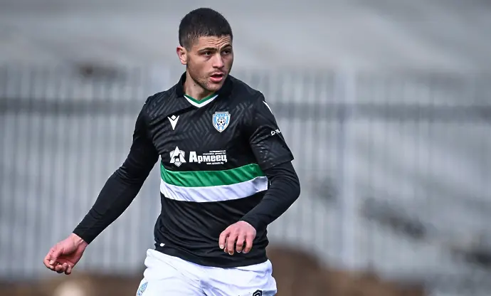 Плюнката на Томбак му коства два мача