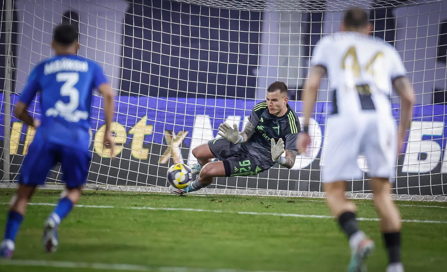 Светослав Вуцов спаси дузпа срещу Локомотив София / startphoto.bg