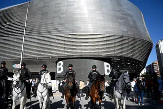 Фен на Бенфика е ранен от полицията преди мача с Реал