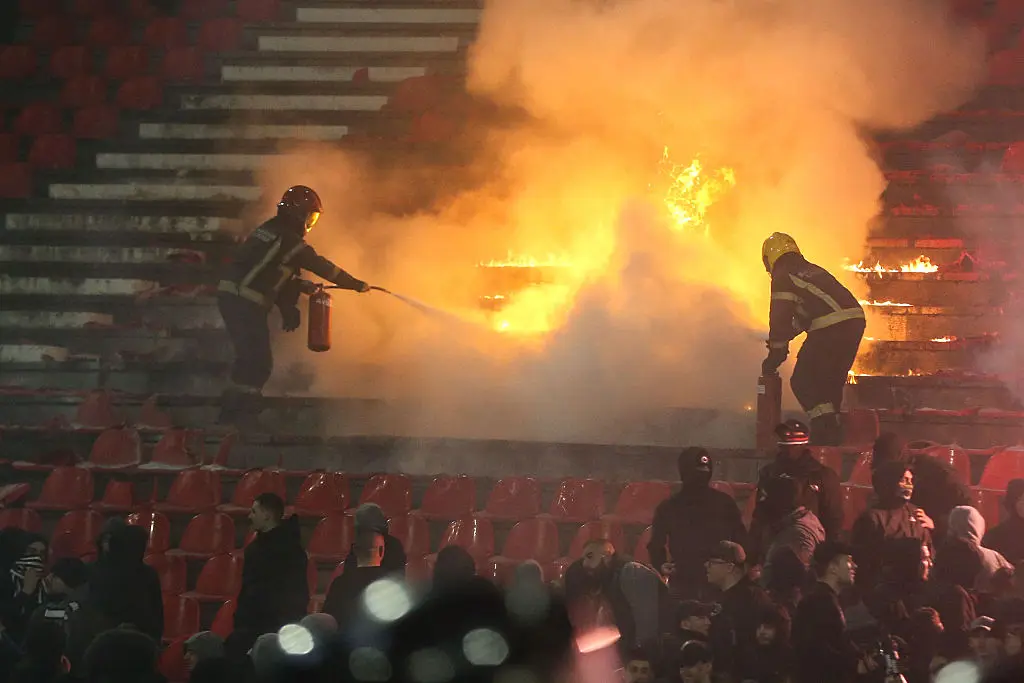 Пожарникари гасят огън в сектора с фенове на Партизан на Мала Маракана / Getty Images 