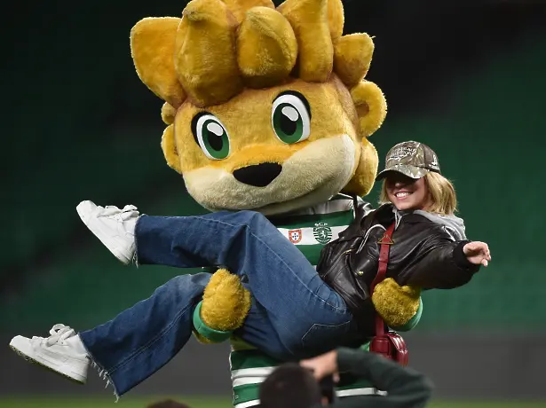 Холивудски секссимвол показа завидни футболни умения (ВИДЕО)