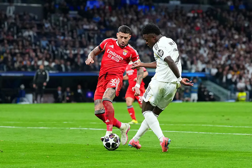 Винисиус стреля пред Николас Отаменди / Getty Images 