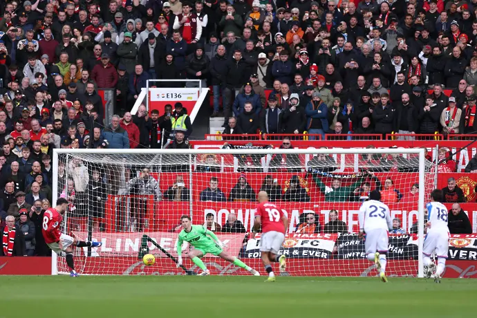 Манчестър Юнайтед се нуждаеше от дузпа и червен картон, за да обърне Кристъл Палас 