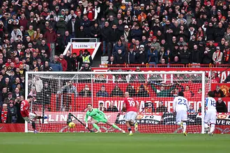 Манчестър Юнайтед се нуждаеше от дузпа и червен картон, за да обърне Кристъл Палас