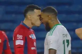 Футболист се опита да целуне скандален голмайстор, но не успя (ВИДЕО)