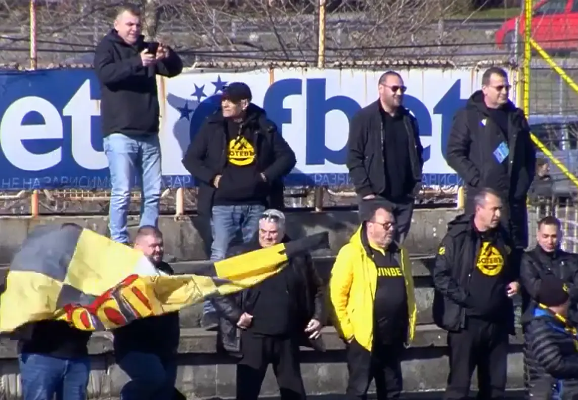 Илиян Филипов (горе вдясно) на стадион Огоста; Монтана - Ботев Пловдив / стопкадър: Диема Спорт