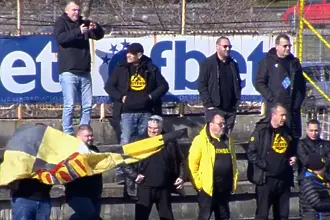 Илиян Филипов подкрепя Ботев Пловдив от сектора за гости на „Огоста“