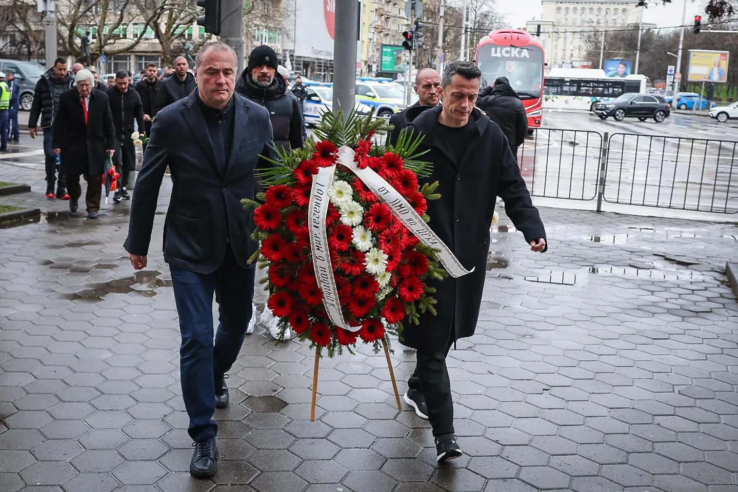 Близки, легенди и фенове изпратиха легендарния Георги Велинов / startphoto.bg