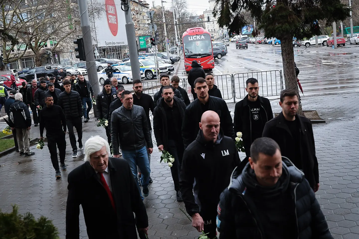 Близки, легенди и фенове изпратиха легендарния Георги Велинов / startphoto.bg