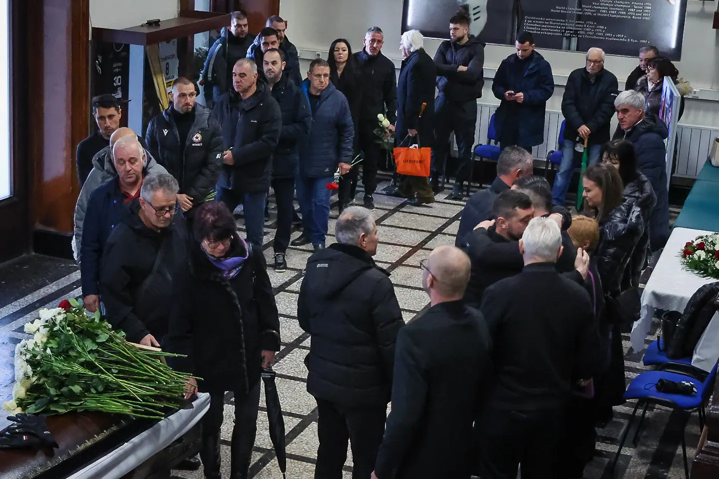 Близки, легенди и фенове изпратиха легендарния Георги Велинов / startphoto.bg