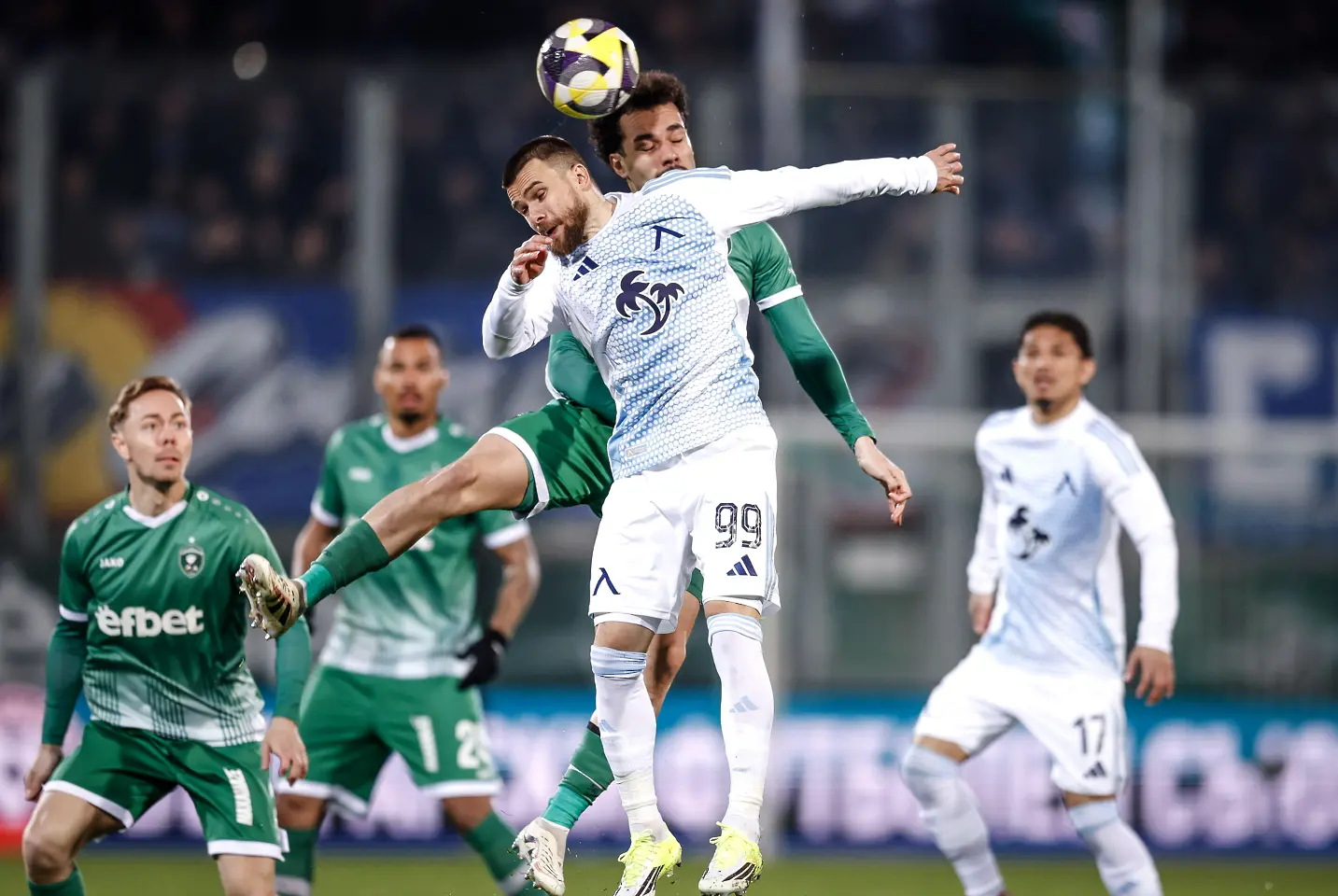 Радослав Кирилов и Педро Нареси във въздушно единоборство / startphoto.bg