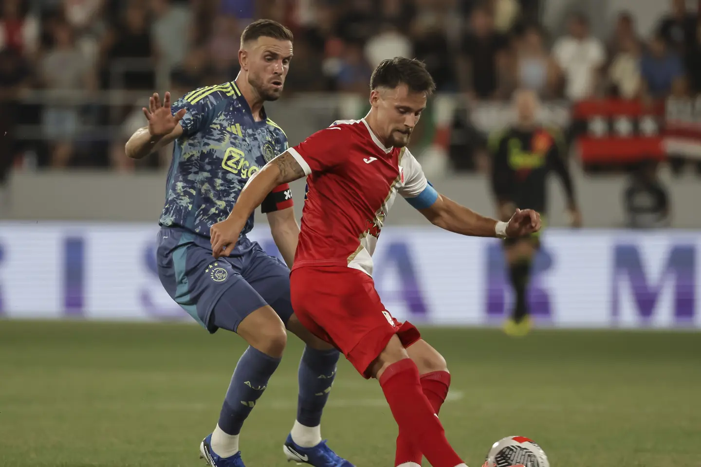 Ниегош Петрович срещу Джордан Хендерсън / Getty Images