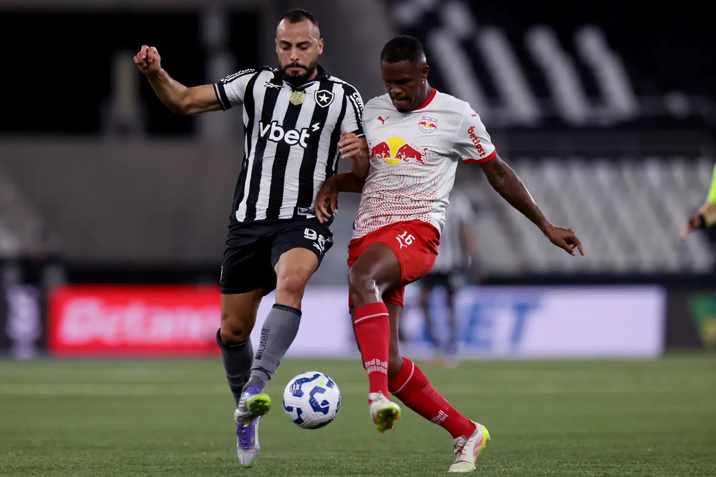 Густаво Маркес (вдясно) отнесе тежка санкция / Getty Images