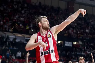 Александър Везенков се завръща за Олимпиакос 