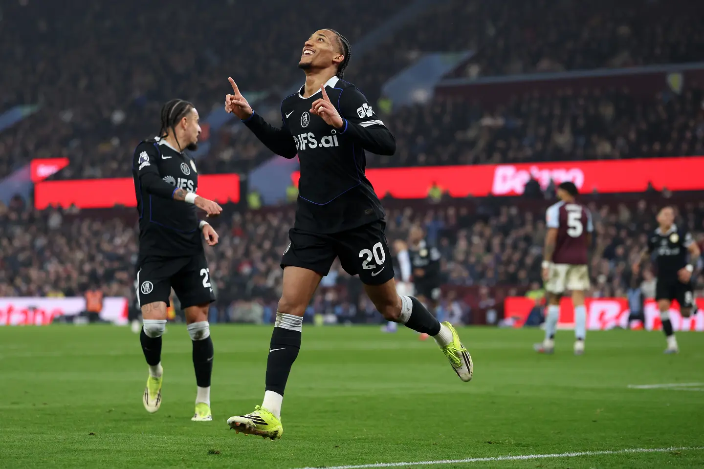 Жоао Педро вкара 3 гола на Астън Вила / Getty Images