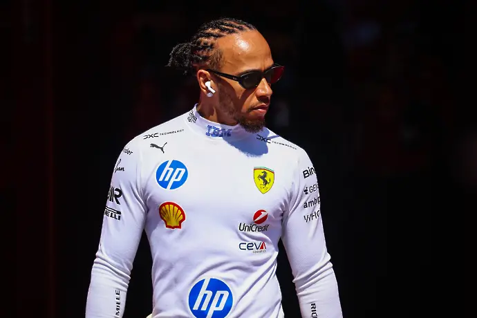 Люис Хамилтън демонстрира брутална физика (СНИМКИ)