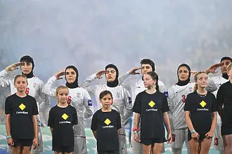 След мълчаливия протест: Принудиха иранките да пеят химна