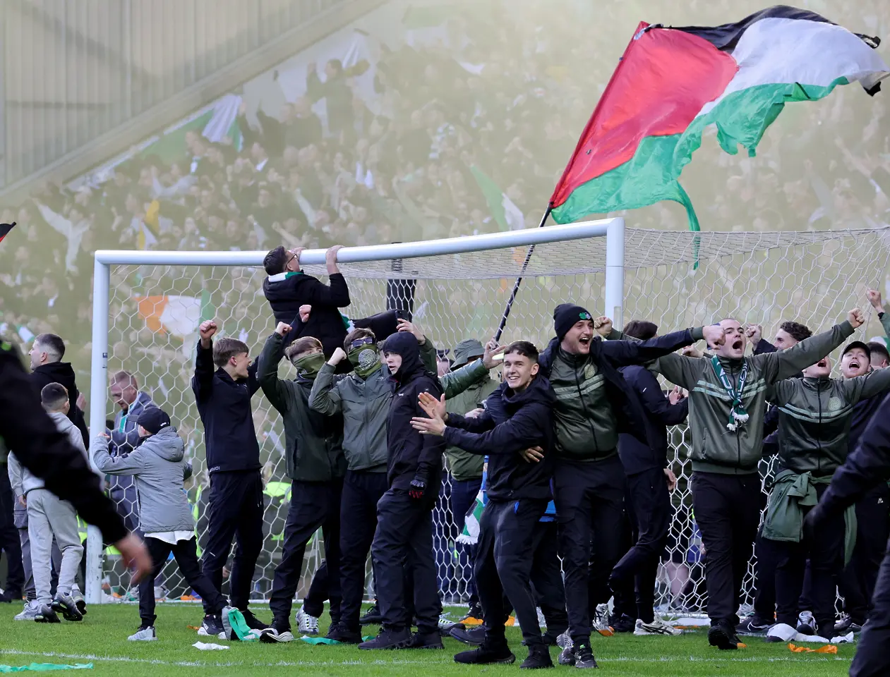 Масов бой и нахлуване на терена, Селтик елиминира Рейнджърс след дузпи / Getty Images
