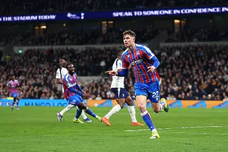 Осакатеният Палас засили Тотнъм към Чемпиъншип