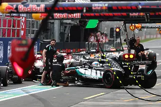 Мерцедес доминира в Австралия, но отнесе глоба след куриозен инцидент с Кими Антонели