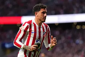 Необичайна сцена в Ла Лига: защитник на Атлетико прибра гълъб от игрището