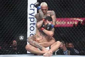 Оливейра доминира пет рунда над Холоуей