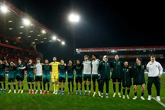 Вердер Бремен се измъкна от зоната на изпадащите след скъпоценен обрат