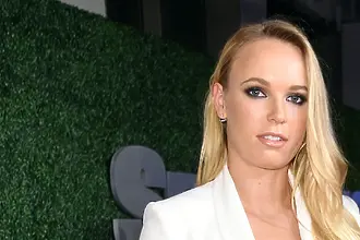 Каролине Возняцки зашеметява в червен бански и разкрива плановете си за тениса (СНИМКИ)