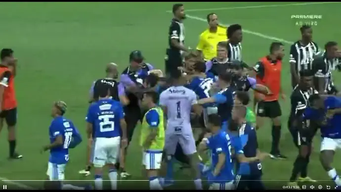 Футболът отстъпи място на юмруците: дербито между Крузейро - Атлетико Минейро избухна в хаос (ВИДЕО)