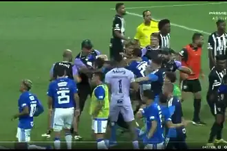 Футболът отстъпи място на юмруците: дербито между Крузейро - Атлетико Минейро избухна в хаос (ВИДЕО)