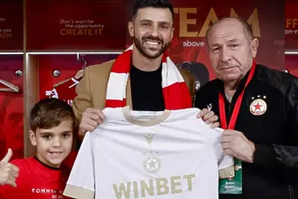 Любимец на “червените” фенове с трогателно послание към звезда на Реал Мадрид